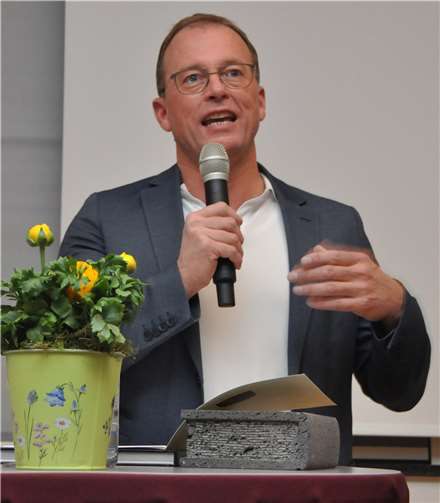 Mendigs VG-Bürgermeister Jörg Lempertz schwärmte in seiner Ansprache von dem Fotoband.