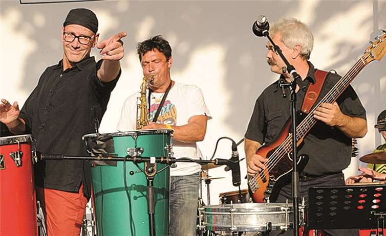 Menino-Frontmann Stephan Maria Glöckner, Multitalent Winfried Schuld, der Gitarrenvirtuose Lulo Reinhard, der begnadete Percussionist Christoph Kissel, Saxophonist Reto Mandelkov, Uli Krämer am Schlagzeug und Mike Schak am Bass sorgten für eine grandiose Stimmung.