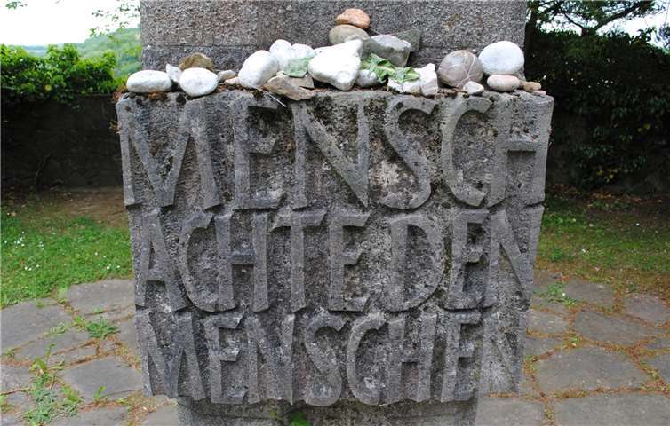 „Mensch achte den Menschen“ heißt es auf einer Stele, mit der in der Gedenkstätte Hadamar unter anderem an die zwischen 1941 und 1945 ermordeten Menschen mit geistiger und körperlicher Behinderung erinnert wird.