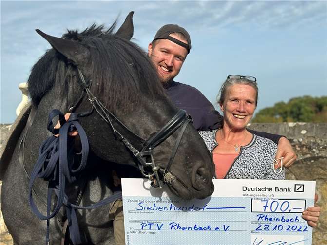 Mensch und Tier freuen sich über eine Spende von 700 Euro.