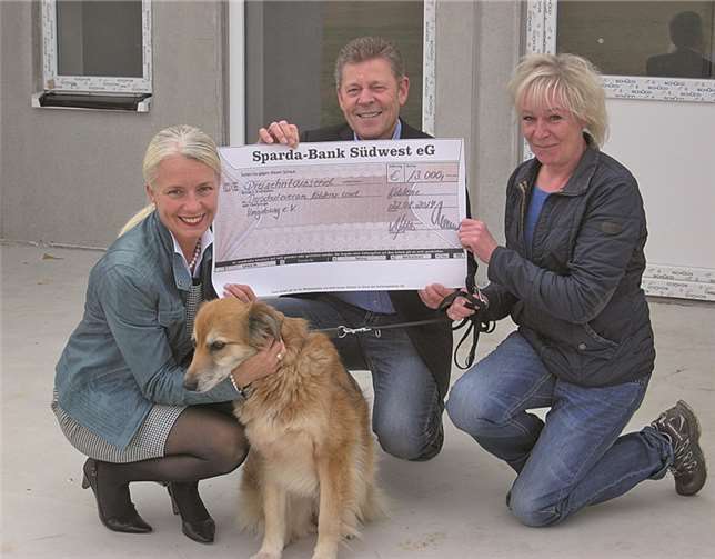 Mensch und Tier können sich über die Spende für den Neubau freuen.privat