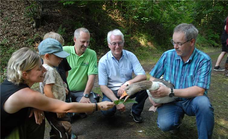 Mensch und Tier nah beieinander - das gab es im Mittelalter und auch beim Fest an der Burgruine Reichenstein. Verbandsgemeinde-Bürgermeister Volker Mendel (Zweiter von rechts), der das Fest und den Förderverein unterstützt, freute sich über den regen Besuch.