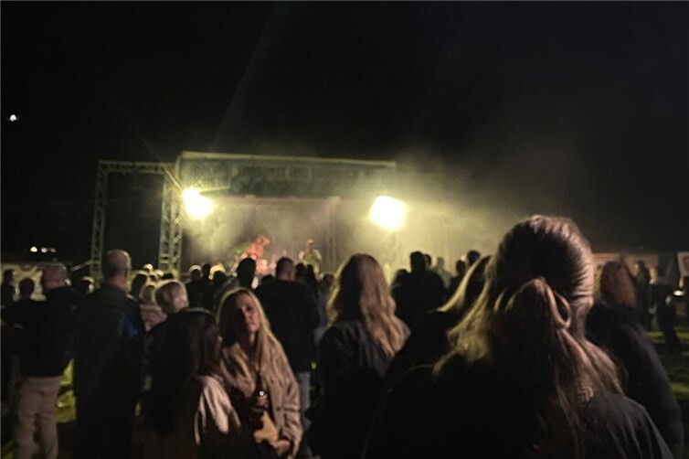 Menschen aller Altersklassen kommen bei Rock’n’Rhein zusammen.