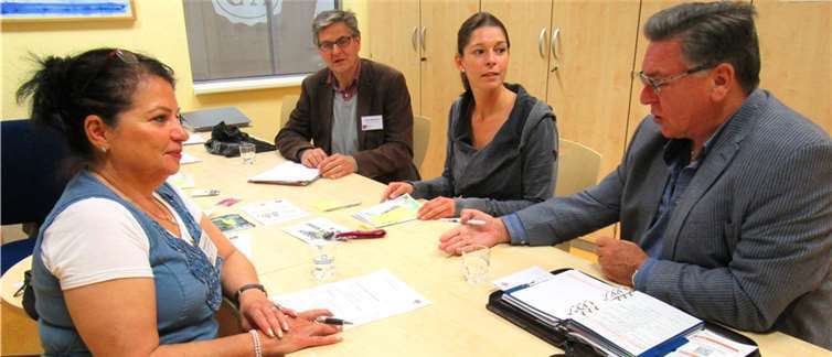 Menschen für Menschen: Mahnaz Loosen (links), Dr. Peter Helmling (hinten), Janine Schäfer und Wolfgang Lübke stehen stellvertretend für das mitmenschliche Wirken zahlreicher Haupt- und Ehrenamtlicher im „Haus der Familie“. MKA