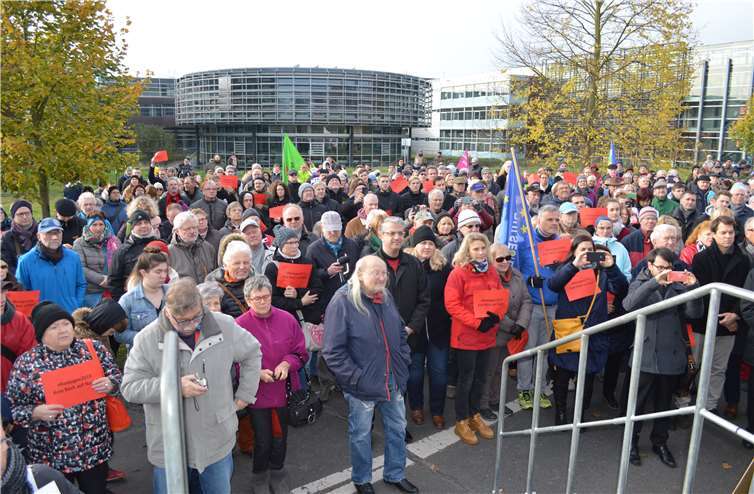 Menschen gegen rechts vor dem RheinAhr-Campus.