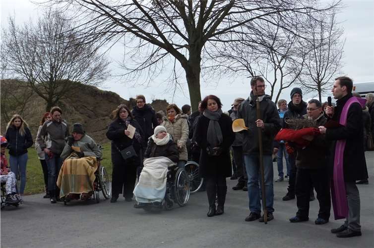 Menschen mit und ohne Behinderung beten gemeinsam entlang des Kreuzwegs. Caritas Zentrum, Mendig