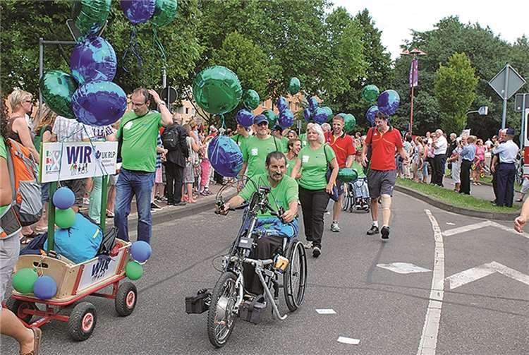 Menschen mit und ohne Handicap waren in der rund 40-köpfigen Fußgruppe dabei. Als Fußgruppe warben Unfallkasse und BSV für Inklusion und Umsetzung der UN-Behindertenrechtskonvention.