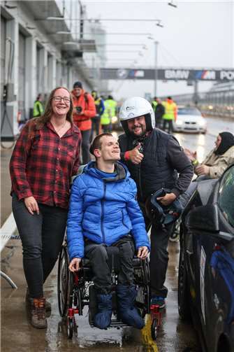 Menschen mit unterschiedlichen Beeinträchtigungen kommen beim Race4Friends am Nürburgring zusammen. Unterstützt von insgesamt 300 Begleitern und 200 Helfern.  Foto: Patrick Funk