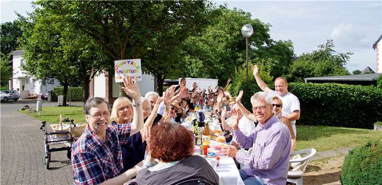 Menschen, so weit das Auge reicht - ein lange Tafel mit 85 geselligen Frühstückfreunden.