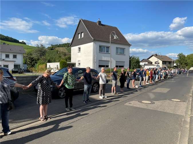 Menschenkette in Heimersheim. Foto: ROB