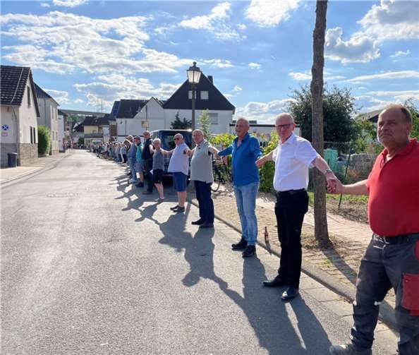 Menschenkette in Heimersheim. Foto: ROB