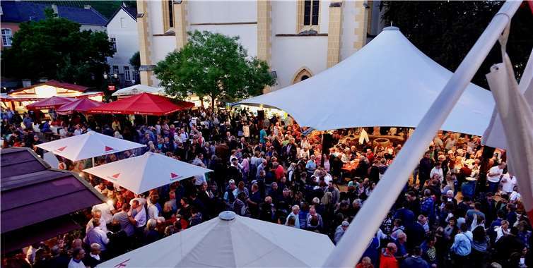 •Menschenmassen bewegten sich durch die Straßen Ahrweilers.