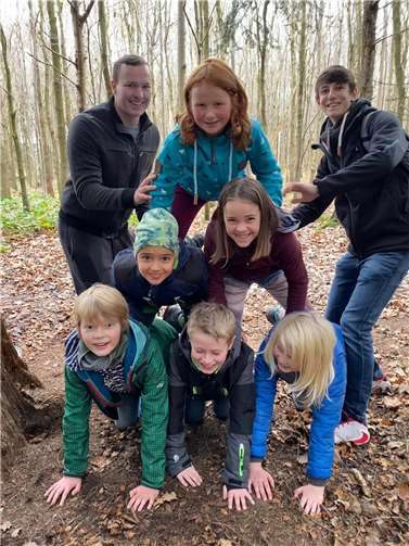 Menschenpyramide mit Paten: Wolfram Goetz (l.) und Milan Künkler (r.) aus der Regionalligamannschaft (unter-) stützen die E-Jugend!Foto: F.Beier
