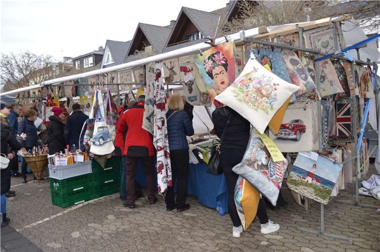 Menschenscharen kamen, um sich zielsicher mit Stoffen und Nähzubehör in großer Auswahl einzudecken.