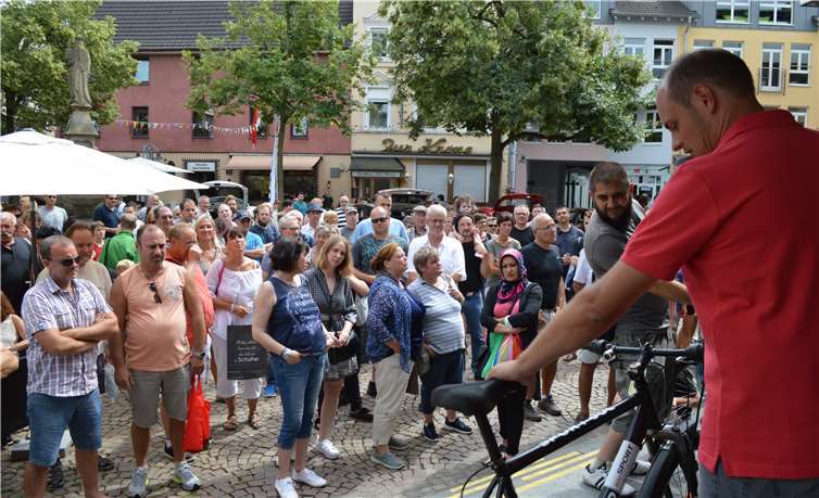 Menschenscharen knubbelten sich um den Marktplatz bei der Fundsachenversteigerung der Stadt – Auktionator Marc Göttlicher brachte alles unter den Hammer. AB