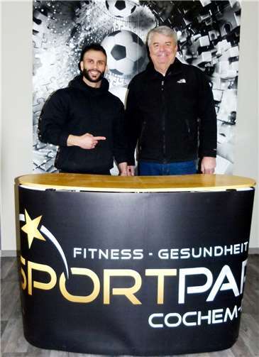 Mentor Kurt Berenz (rechts), freut sich mit Ben Bitama und gratuliert ihm zum Erfolg als ody-Building-Weltmeister.Fotos: Ulli Burkholz