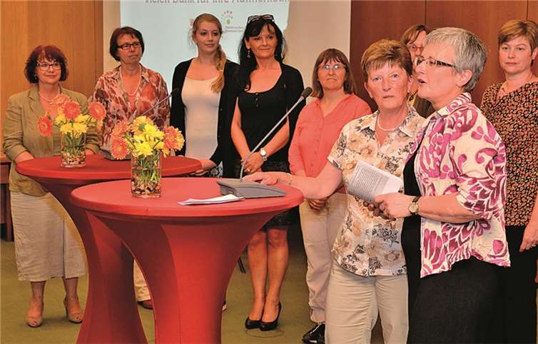 Mentorin und Kreistagsmitglied Gisela Klier (2.v.r.) berichtet Jutta Wegmann, Projektkoordinatorin des Ministeriums (rechts) von ihren Erfahrungen aus dem Projekt.