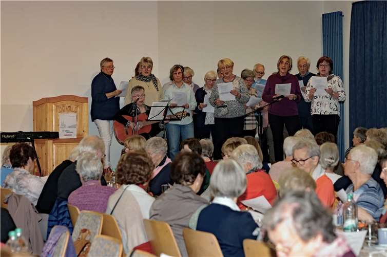 „Mer singe och“, mit Leiterin Elisabeth Kump (Gitarre). Foto: Werner Dreschers