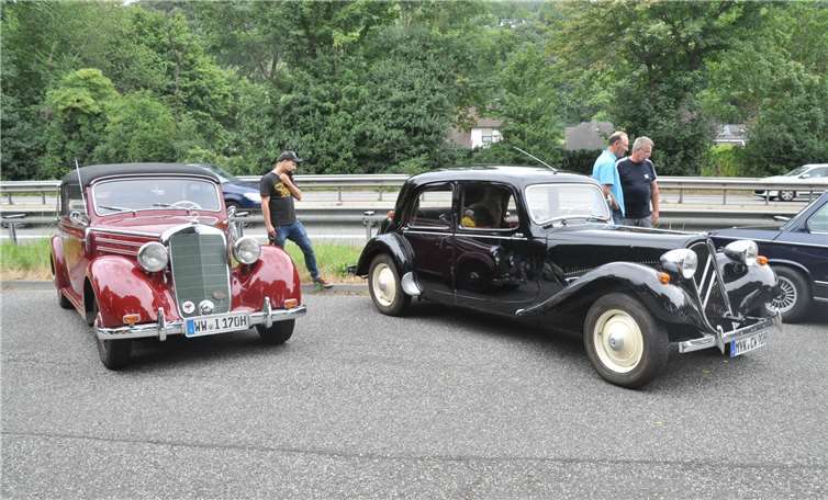 Mercedes und Citroën aus den 50er Jahren. Fotos: JL