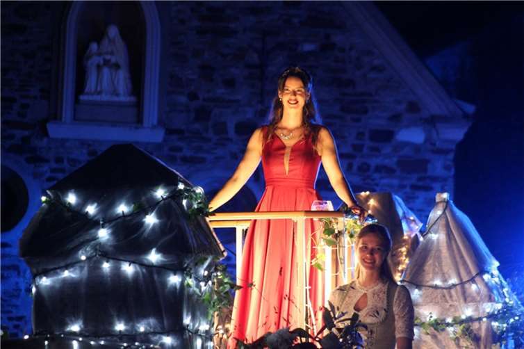 Meret Kurth, strahlende Weinkönigin beim Lichterzug.