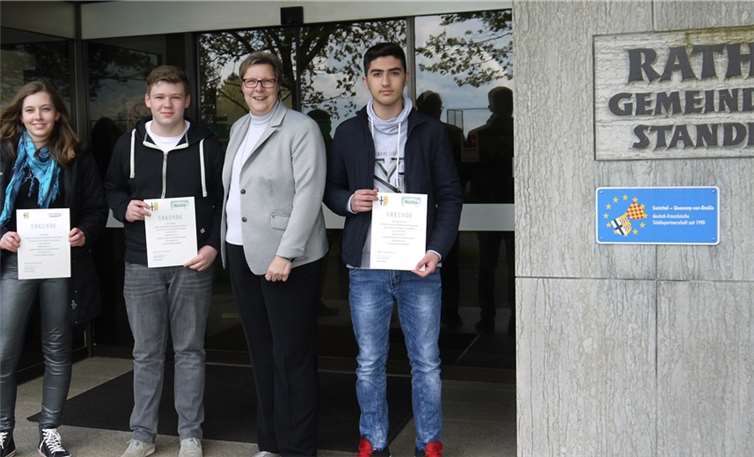 Meret Smit, Jan Röseling und Ebu-Bekir Alcicek (r.) begleiteten Bürgermeisterin Petra Kalkbrenner an einem Arbeitstag. privat