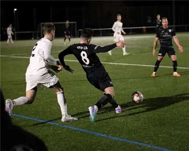 Meris Siljkovic (8) setzt sich energisch durch.