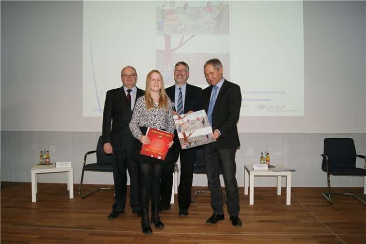 Merle Humberg vom Hilda-Gymnasium, die mit ihrem Bild den 4. Platz erreichte, im Kreise ihrer Gratulanten.Unfallkasse