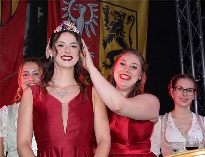 Merle Kurth übergibt Bachems Weinkrone an ihre Nachfolgerin Meret Kurth. Beide sind übrigens miteinander weder verwandt noch verschwägert.