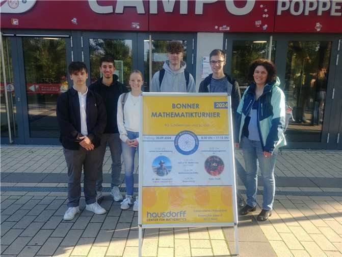 Merlin Kubis, Moritz Heinzkill, Selina Löcher, Bennet Waldecker (alle MSS 12), Tim Schäfer (MSS 13), Ulrike Waldek (betreuende Lehrerin).  Foto: U. Waldek