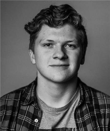 Merlin Schmidt ist seinem erschreckend komischen Leben hilflos ausgeliefert.