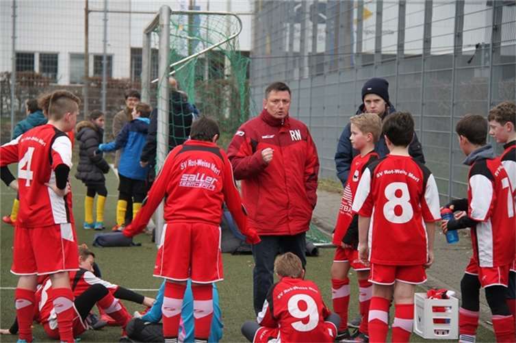 Merls Trainer Ralf Nolden bei der Halbzeitansprache. privat