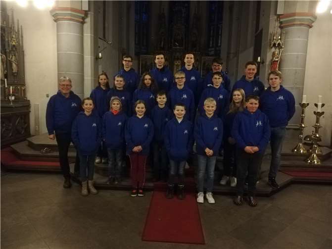 Messdiener Plaidt mit neuen Pullis. Fotos: privat