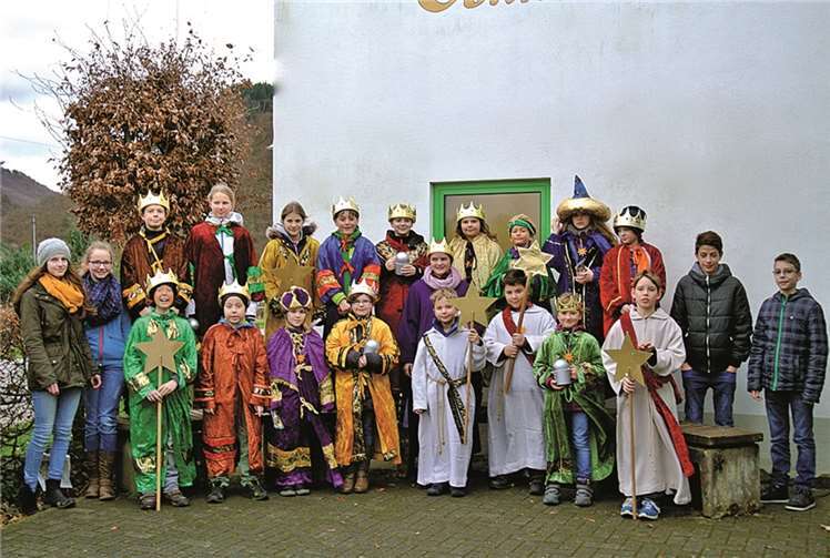 Messdiener und Kommunionkinder machten sich in Löf gemeinsam auf den Weg. privat