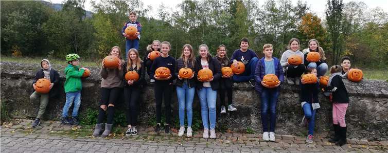 Messdiener und Kommunionkinder trafen sich zum Kürbisschnitzen im Pfarrheim Namedy. Schnell waren die Kürbisse ausgehöhlt und lustige Gesichter kamen zum Vorschein. Foto: privat