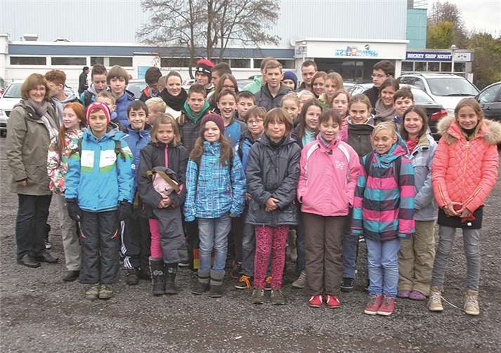 Messdiener und Messdienerinnen aus Kruft, Kretz und Nickenich fuhren mit Astrid Dott und Pfarrer Norbert Missong zum Schlittschuhlaufen nach Neuwied. Norbert Missong