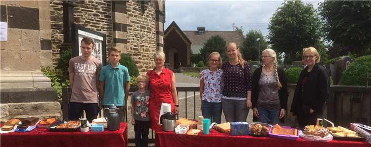 Messdiener verkauften Kuchen, um mehr Geld für ihre Ministrantenwallfahrt zu sammeln.privat