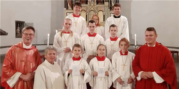 Messdienerinnen aus Kruft und Nickenich im Anschluss an die Firmmesse: Emil Schmitz, Nadine Laux und Raphael Weber; Melissa Praml, Benedikt Lohner und Matthias Lohner; Pfarrer Norbert Missong, Gemeindereferentin Marianne Krämer-Birsens, Adrian Neumann, Lara Ducht, Ella Drost und Domvikar Tim Sturm. Foto: privat