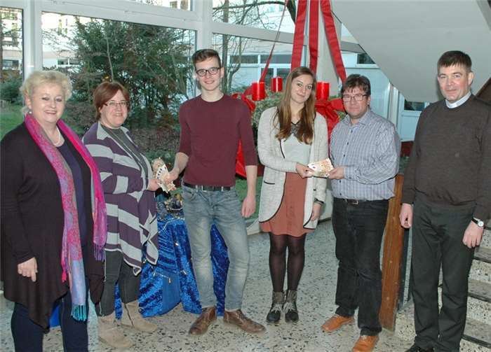 Messdienerinnen und Messdiener konnten den stolzen Betrag für Kinder und Jugendliche aus Flüchtlingsfamilien an die Regenbogen-Grundschule und an die Barbarossa-Schule übergeben. BL