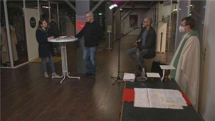 Messe Anders in der Pop-Up Mail zum Thema: „Aus Liebe“: Theresa Appel im Interview mit Hugo Heinzen, rechts daneben Stephan Maria Glöckner und Pastor Heiko Marquardsen. Foto: privat