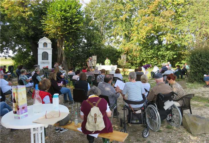 Messe am Heiligenhäuschen. Das „Sommersberger“ Heiligenhäuschen wurde um 1568 erbaut. 1907 kam es auf dem Erbweg in den Besitz der Familie Wachendorf, die es Ende der 1950er Jahre der Kirchengemeinde schenkte.