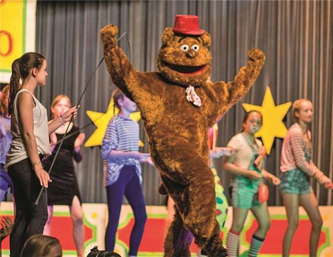 Messerwerfer, Fakire, Zauberer, Feuerspucker sowie tanzende Pferde, Bären, Tiger und Elefanten gab es zu sehen.