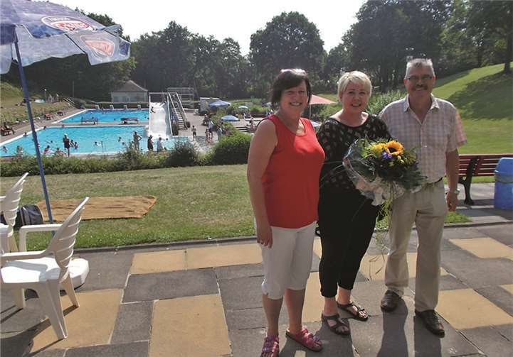 Meta Färber ist in dieser Saison die 10.000ste Besucherin im Vulkanbad Mendig und wurde kurz nach Lösen ihrer Eintrittskarte von Stadtbürgermeister Hans-Peter Ammel mit einem großen Blumenstrauß auf der Terrasse am Eingang empfangen. privat