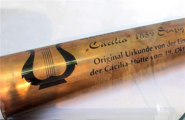 Metallene Hülle für die Original-Urkunde von der Einweihung der Cäcilia-Hütte am 19. Oktober 1976.