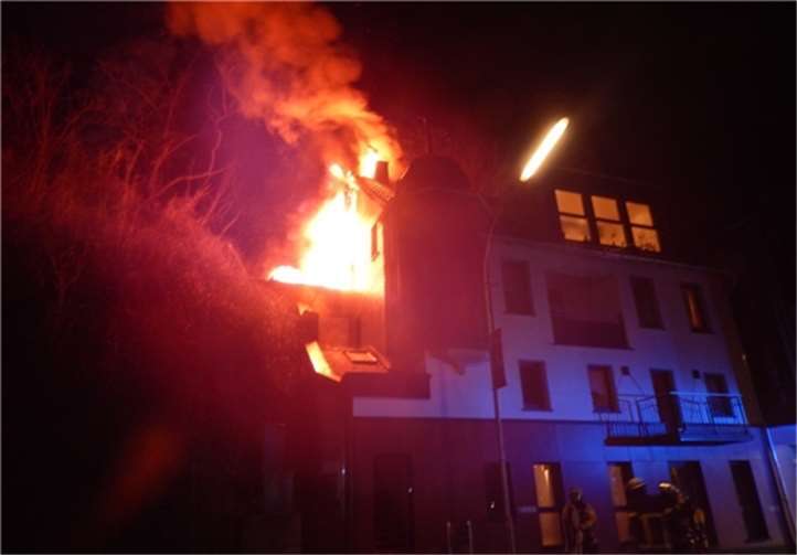 Meter hoch schlugen die Flammen aus dem Dachstuhl des Mehrfamilienhauses in Bendorf-Sayn. Foto: Polizei