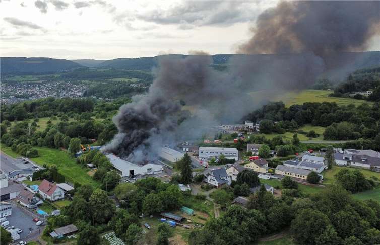 Meterhohe Flammen und dichte Rauchwolken: Zwei Firmengebäude in Neuwied-Gladbach wurden bei einem Großbrand zerstört. Foto: FF