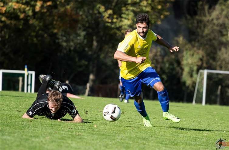 Metin Acar erkämpft sich den Ball. „Eifelsports Fotografie“