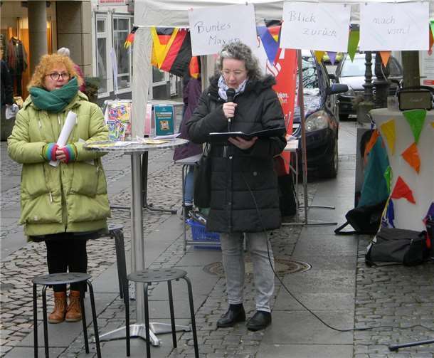 Ein Blick zurück nach vorn! Metje Steinau, Pfarrerin Evangelische Kirche Mayen bei ihrem Eröffnungsimpuls im Panel „Kirche und Religion und Moderatorin Mechthild Peters (li.)