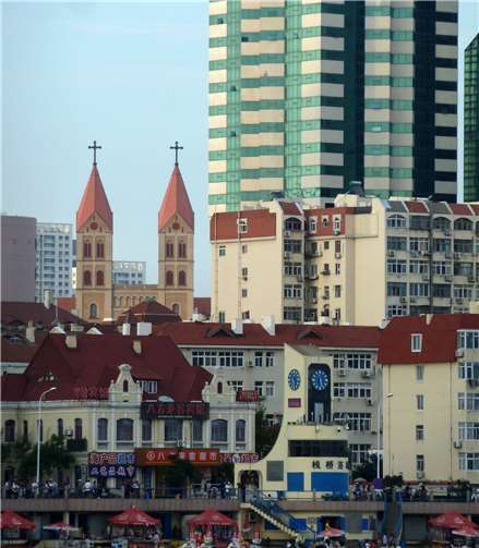 Metropolen-Charme: Die Ostchinesische Hafenstadt mit Wolkenkratzer und katholischer St. Michael-Kirche. Fotos: Privat