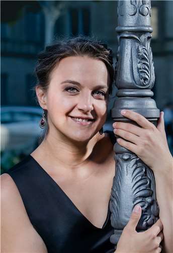 Mezzosopranistin Kora Pavelic spielt in „Die Hexe Hillary geht in die Oper“ die Rolle der Maria Bellacanta.  Foto: © Sylvain Guillot