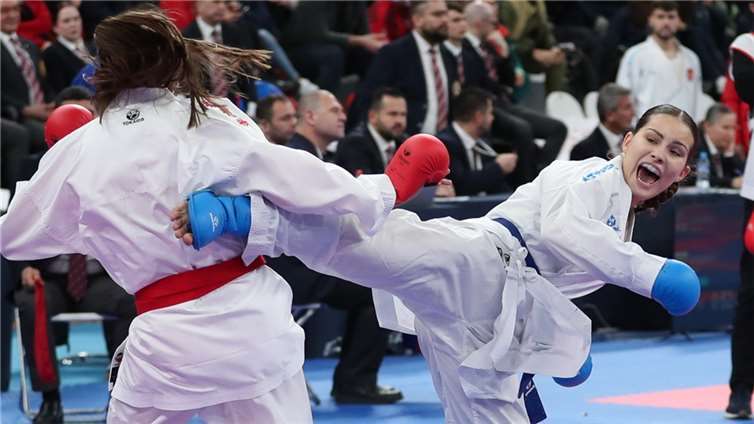 Mayener Karateka gewinnt sensationell EM-Silber  Mia Mußweiler (r.) während der Vorrunden.